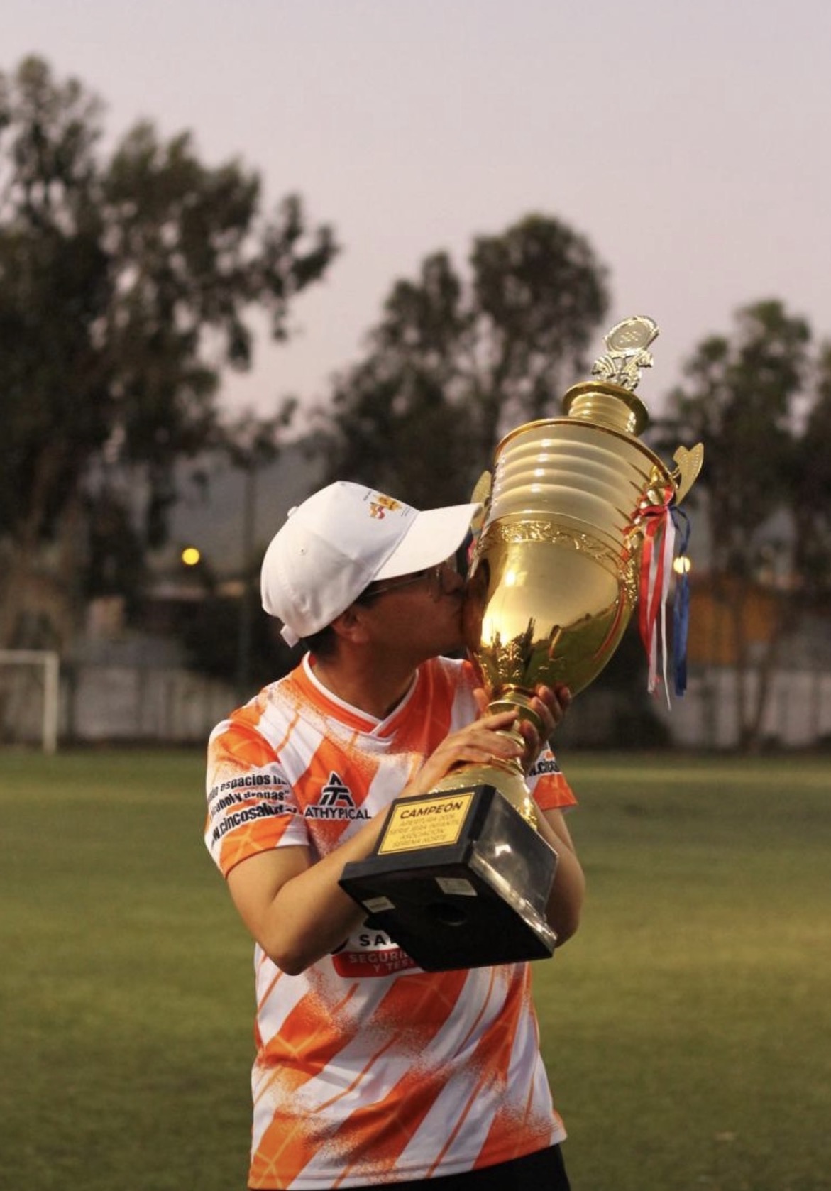 Dirigente del club besando la copa de campeón