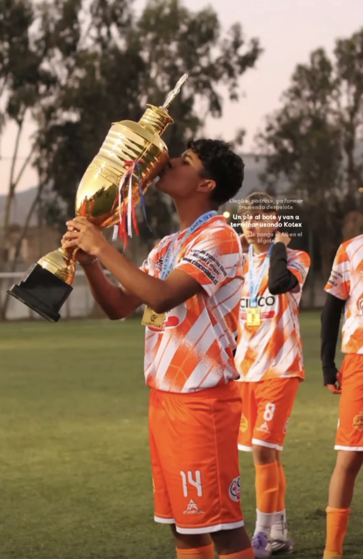 Jugador besando la copa de campeón del torneo amateur en La Serena